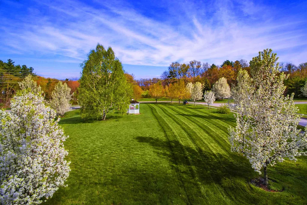 12 Sutherland Drive Hudson NH 03051