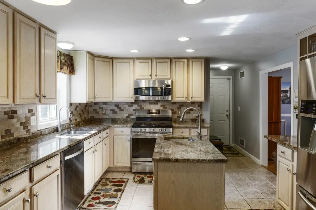 12 Sutherland Drive Hudson NH 03051