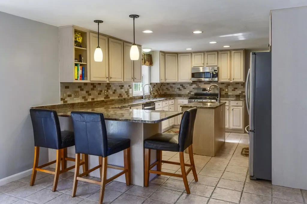 12 Sutherland Drive Hudson NH 03051