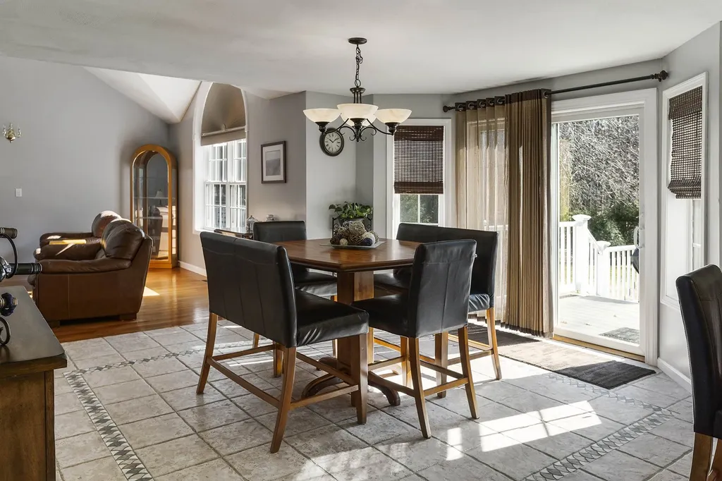12 Sutherland Drive Hudson NH 03051
