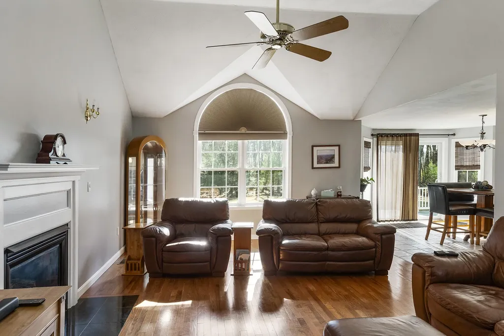 12 Sutherland Drive Hudson NH 03051
