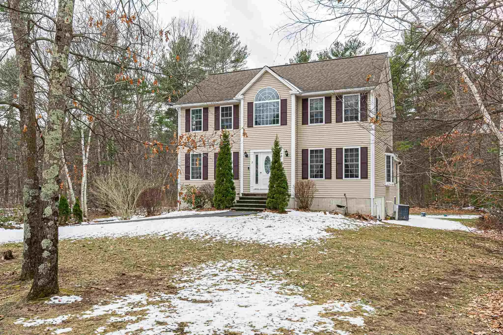 2 Velma Circle Pelham NH 03076