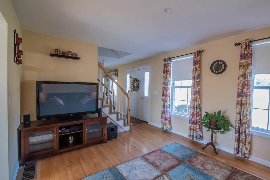 17 Meetinghouse Drive Londonderry NH 03053