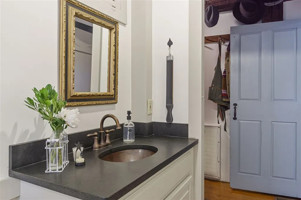 86 Temple Road Sharon NH 03458