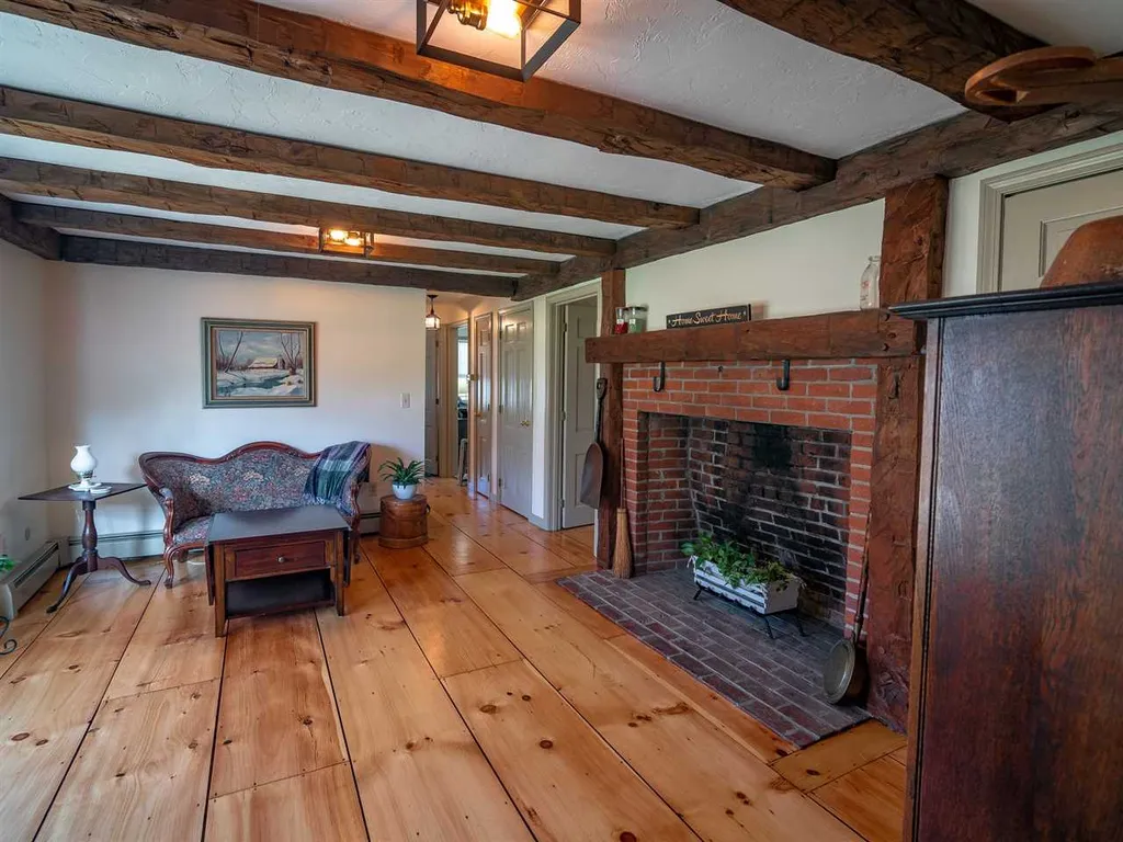 24 Sandown Road Chester NH 03036
