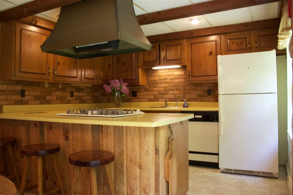 1966 Thompsonburg Road Londonderry VT 05148
