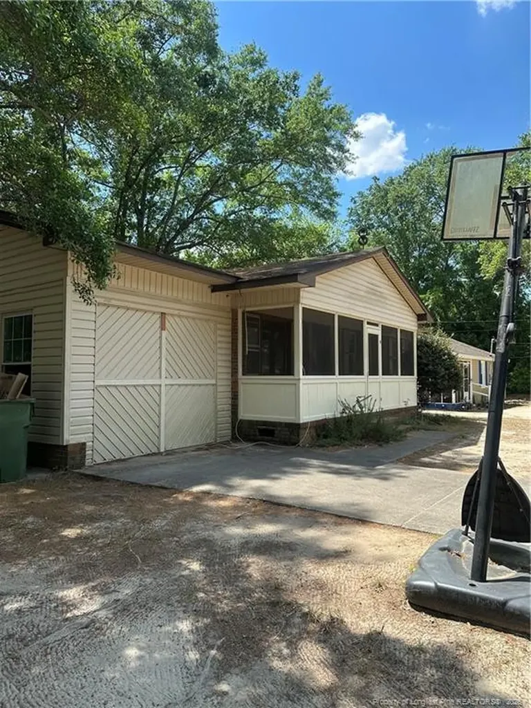 109 W Chestnut Street Maxton NC 28364