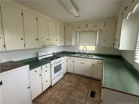 1123 Merkle Lane Clinton NC 28328