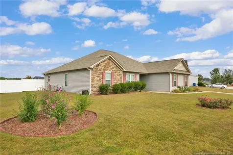 1093 Saint Johns Loop Raeford NC 28376