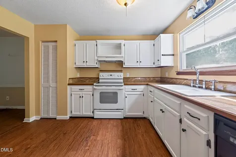 5701 Forest Lawn Court Raleigh NC 27612