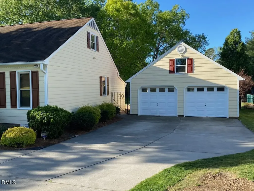 2020 Queen Charlotte Place Raleigh NC 27610