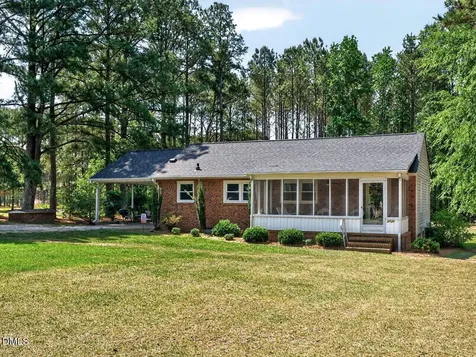 2438 Nc 27 Coats NC 27521