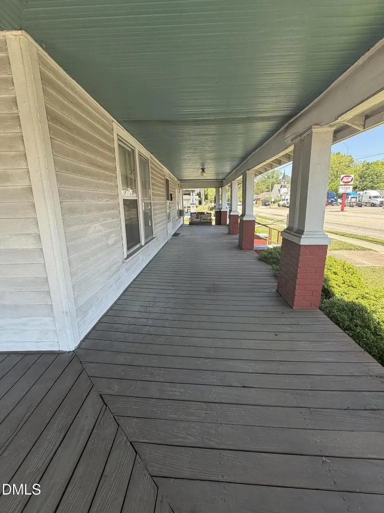 209 N Pollock Street Selma NC 27576