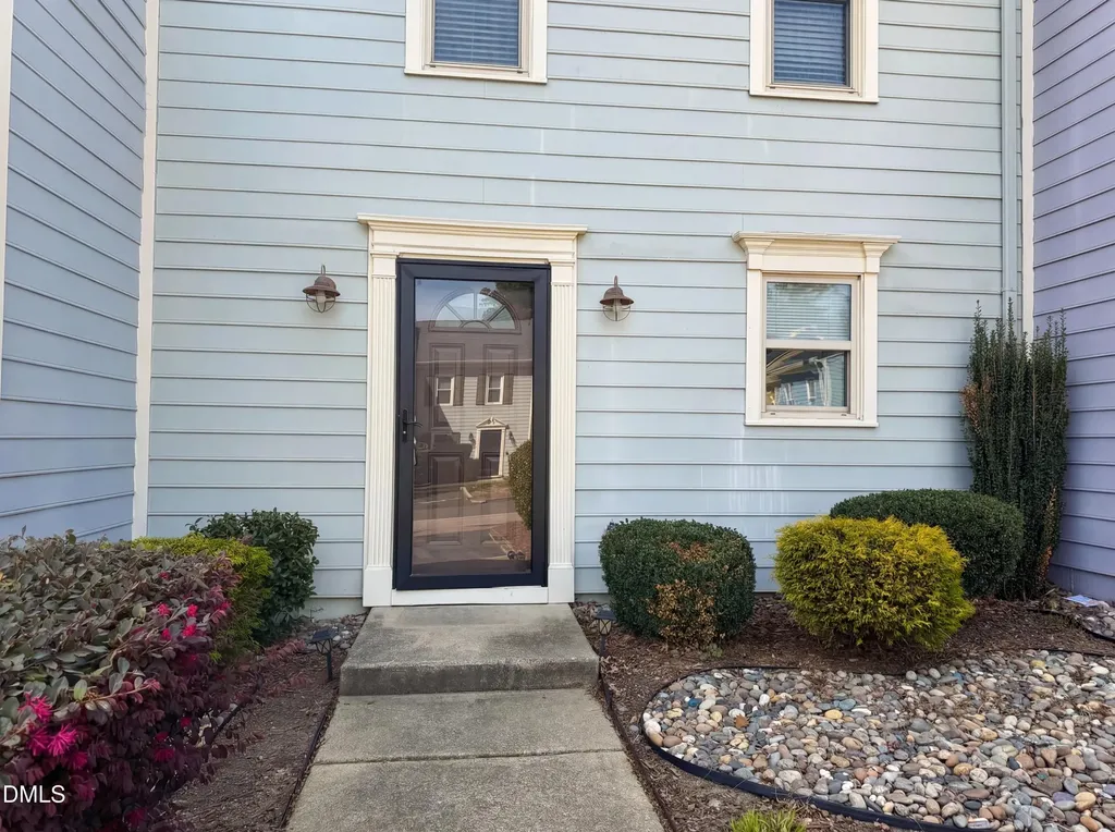5621 Split Oak Way Raleigh NC 27609