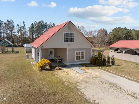 828 Chair Factory Road Whiteville NC 28472