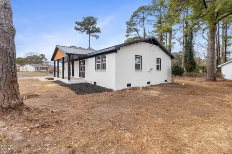 804 NW Lakecrest Drive Fayetteville NC 28301