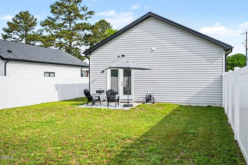 807 A Peedin Street Selma NC 27576
