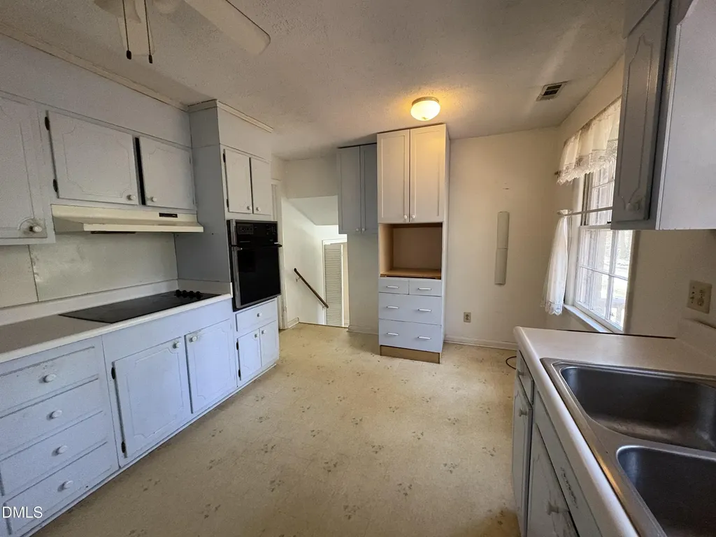 824 Ravenwood Drive Raleigh NC 27606