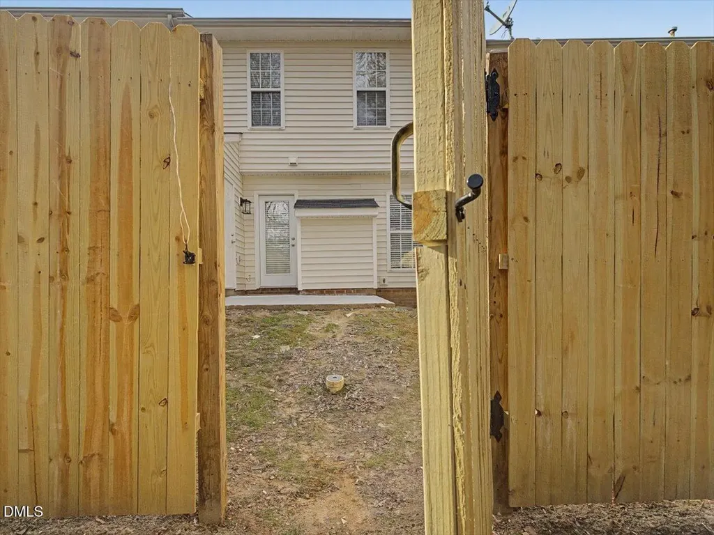 4805 Tanglewood Oaks Street Raleigh NC 27610
