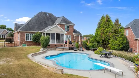 16 Tudor Way Angier NC 27501