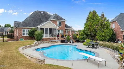 16 Tudor Way Angier NC 27501