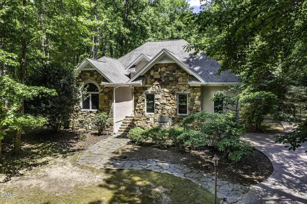 8 Rabbit Path Bahama NC 27503