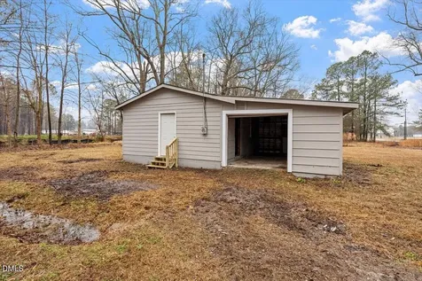 304 E Pope Avenue Kenly NC 27542