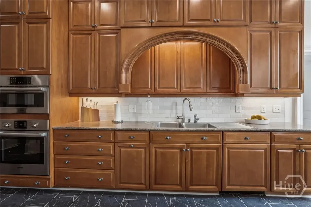 2 E Perry Lane Savannah GA 31401