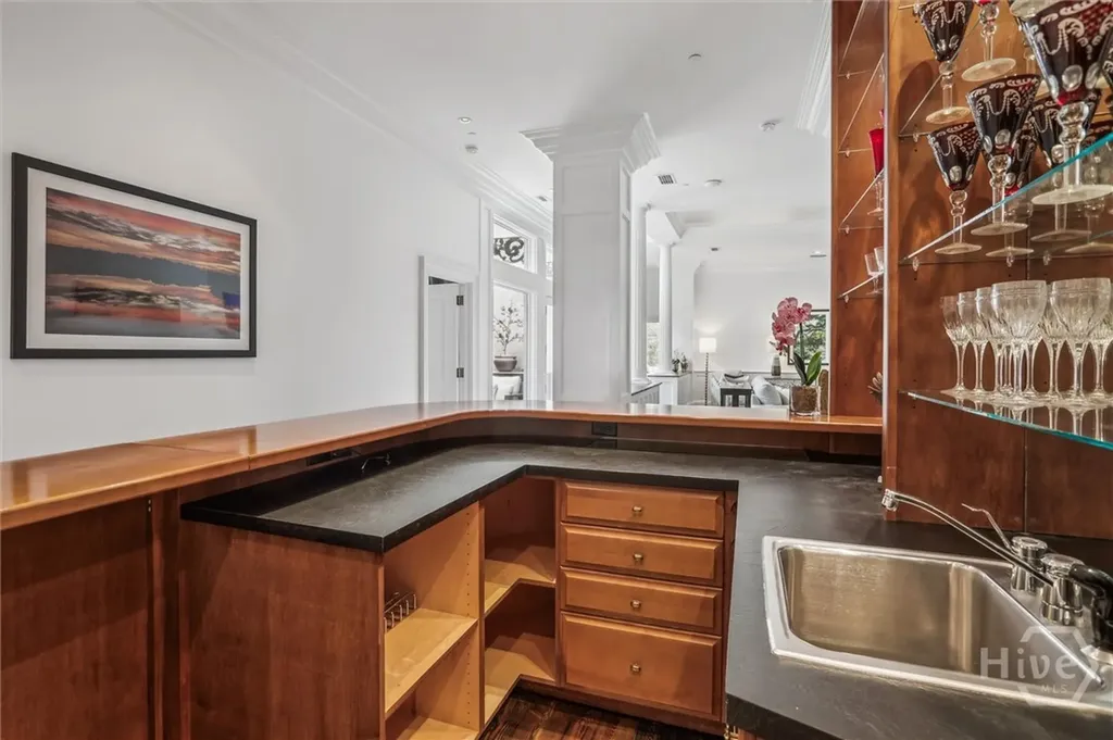 2 E Perry Lane Savannah GA 31401