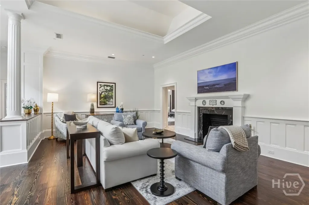 2 E Perry Lane Savannah GA 31401