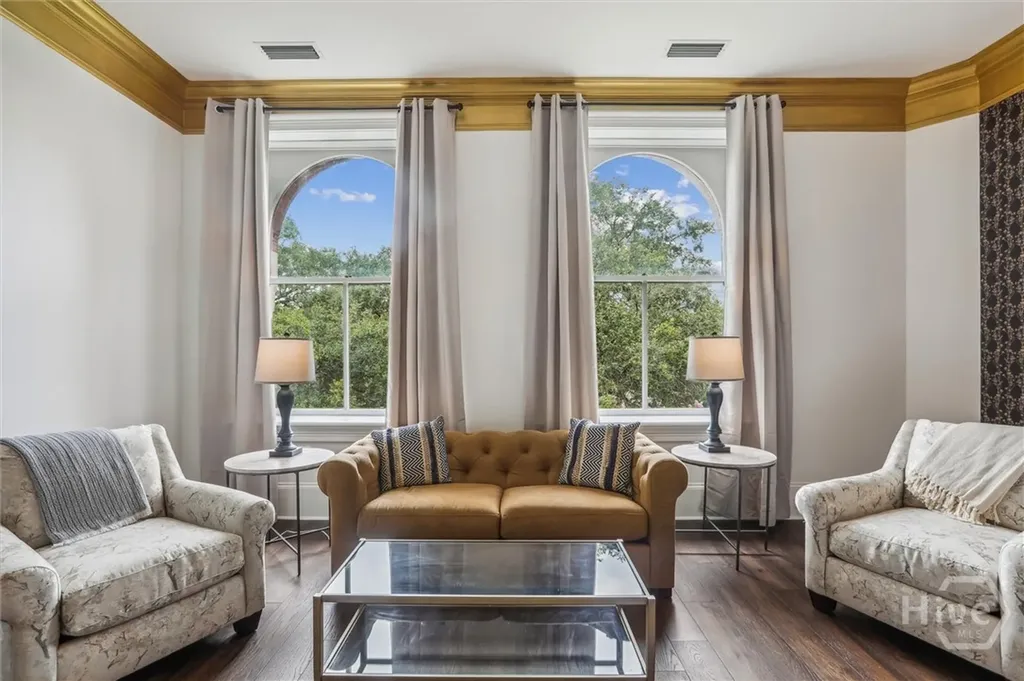 2 E Perry Lane Savannah GA 31401