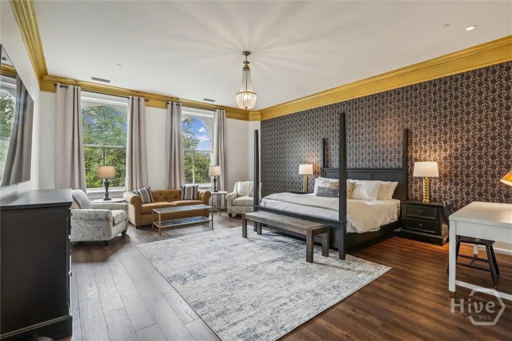 2 E Perry Lane Savannah GA 31401