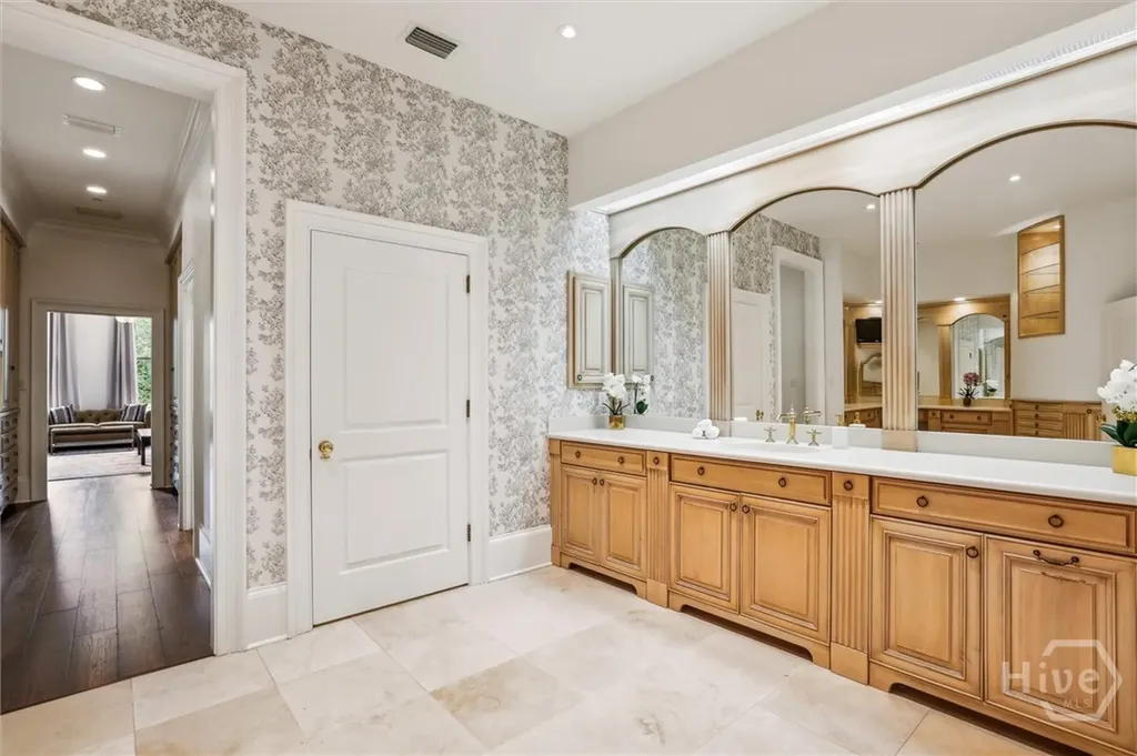 2 E Perry Lane Savannah GA 31401