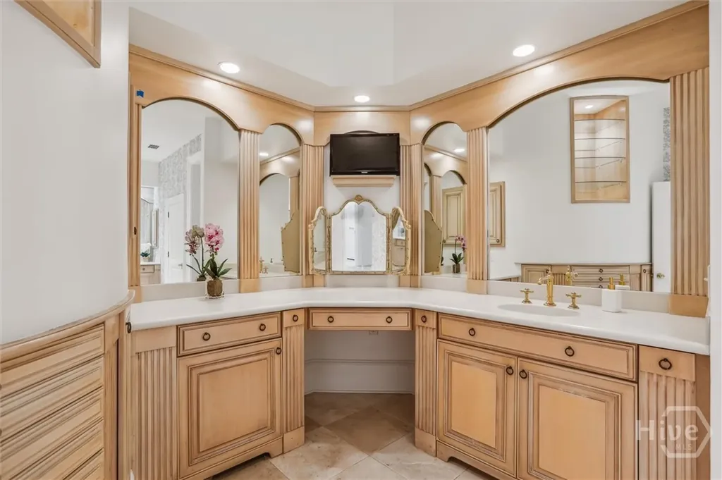 2 E Perry Lane Savannah GA 31401