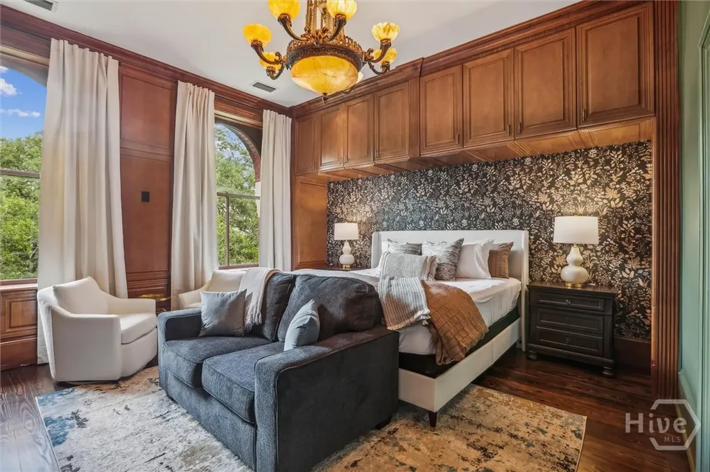 2 E Perry Lane Savannah GA 31401