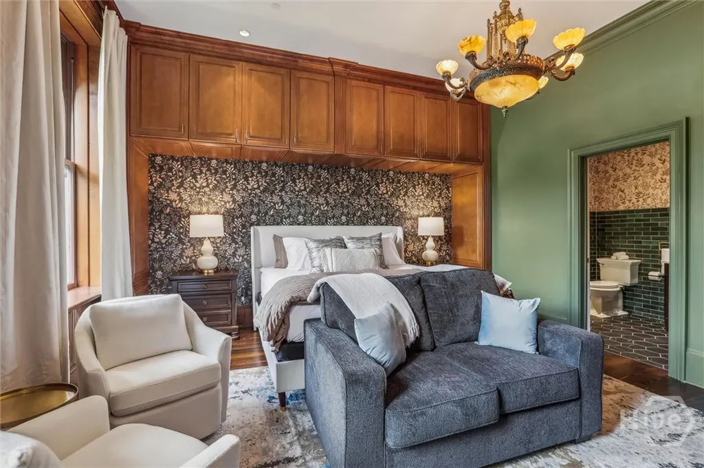2 E Perry Lane Savannah GA 31401