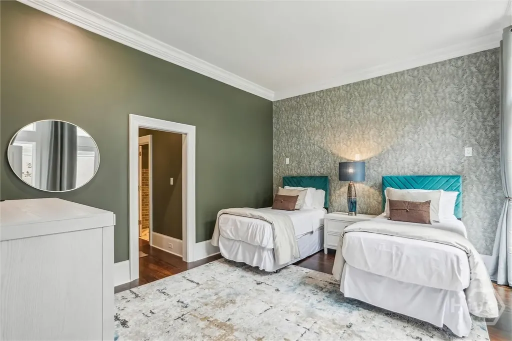 2 E Perry Lane Savannah GA 31401