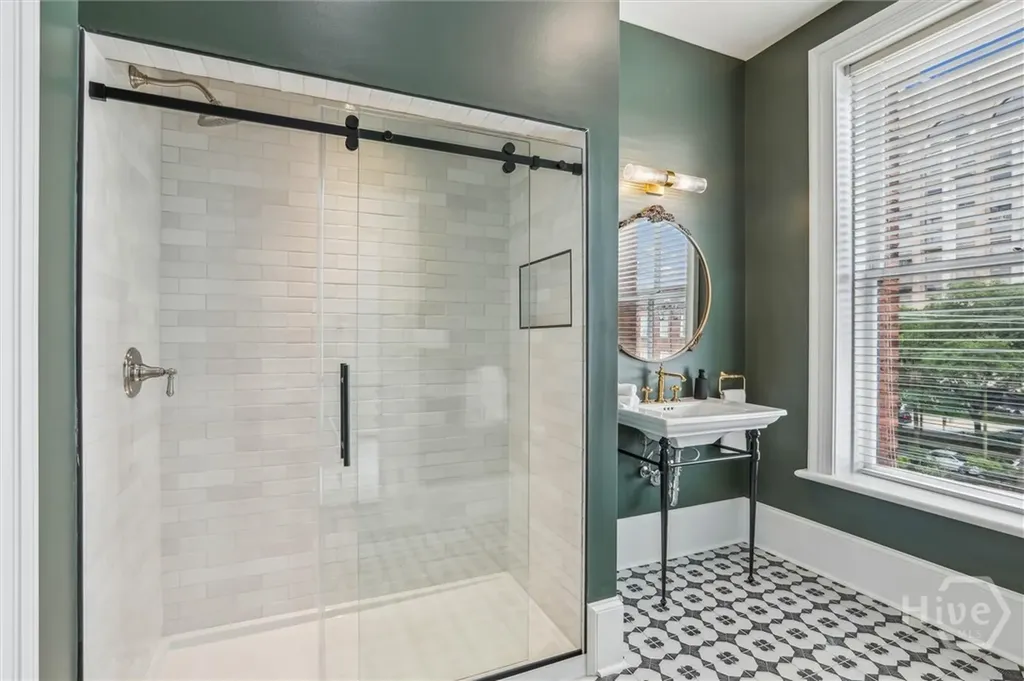 2 E Perry Lane Savannah GA 31401
