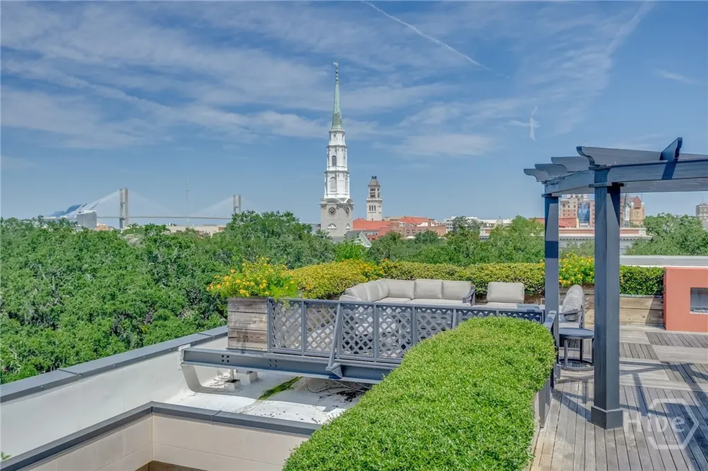 2 E Perry Lane Savannah GA 31401