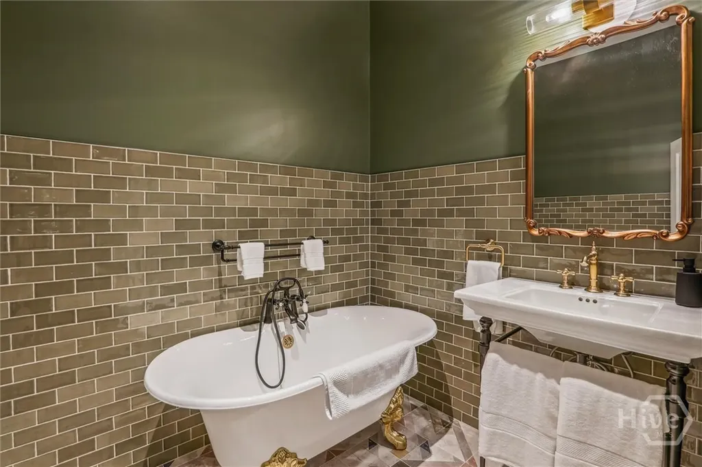 2 E Perry Lane Savannah GA 31401