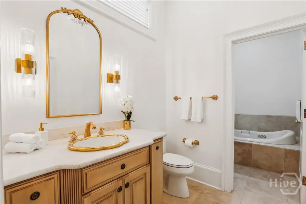 2 E Perry Lane Savannah GA 31401