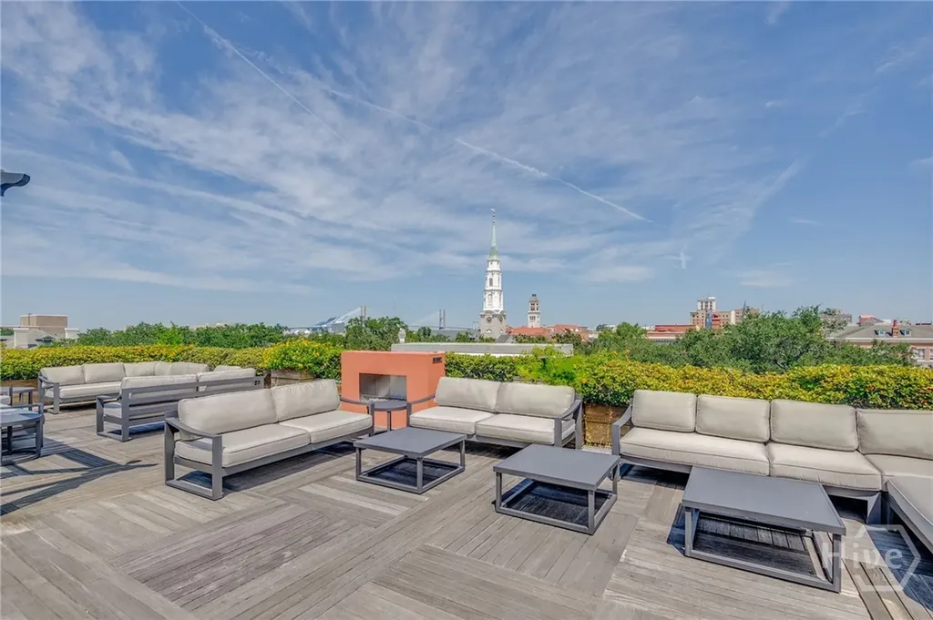2 E Perry Lane Savannah GA 31401