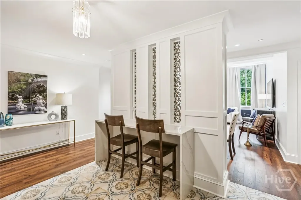 2 E Perry Lane Savannah GA 31401