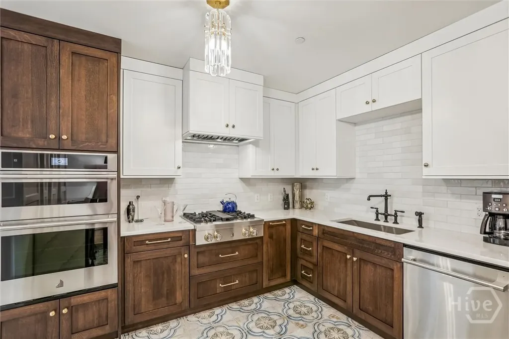 2 E Perry Lane Savannah GA 31401