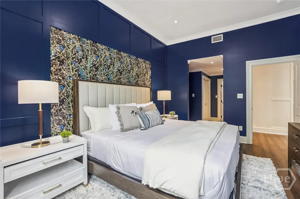 2 E Perry Lane Savannah GA 31401