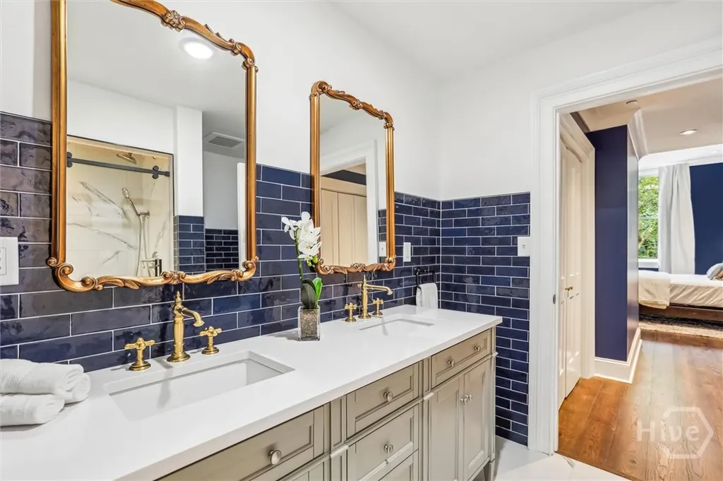 2 E Perry Lane Savannah GA 31401