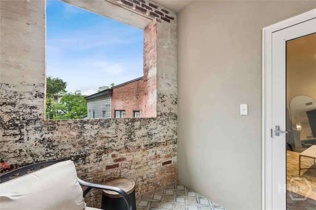 2 E Perry Lane Savannah GA 31401