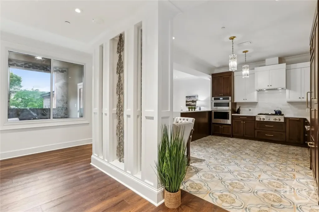 2 E Perry Lane Savannah GA 31401