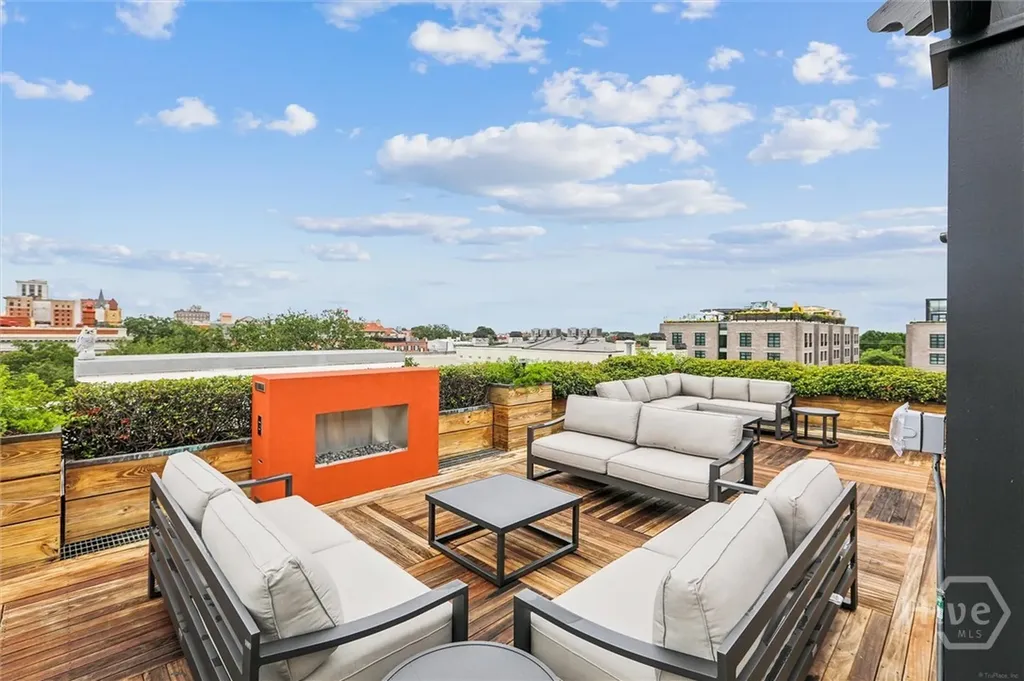 2 E Perry Lane Savannah GA 31401
