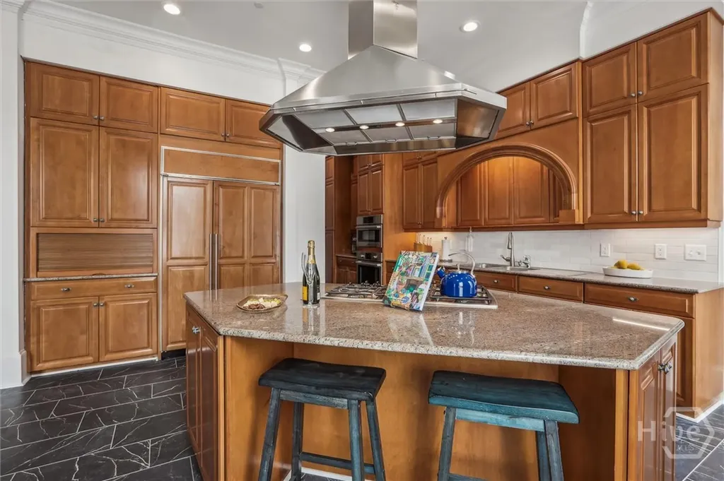 2 E Perry Lane Savannah GA 31401